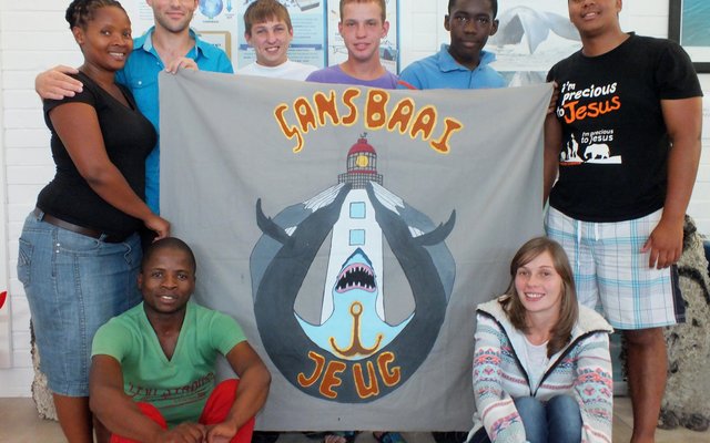 Voor vlnr is Nkosinathi Ally Msweli en Elzaan van Lill (voorsitter). Agter vlnr is Lelethu Klaas, Stefan Kruger, Zandré Nelson, Daniel Boshoff, Mulcolm Mulope (ondervoorsitter) en Emeul Sauls